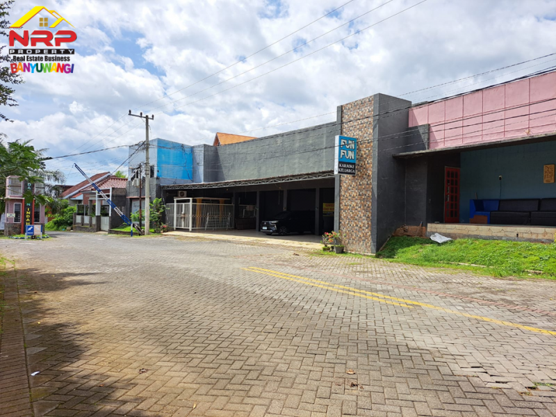 Dijual Rumah 2 Lantai  + Usaha Karaoke Keluarga di Depan Hotel Kokoon - Banyuwangi  Dijual Rumah 2 Lantai  + Usaha Karaoke Keluarga di Depan Hotel Kokoon - Banyuwangi  Dijual Rumah 2 Lantai&nbsp; + Usaha Karaoke Keluarga di Depan Hotel Kokoon - Banyuwangi&nbsp;
Lokasi Sangat Strategis di Lingkungan yang Sedang Berkembang. NRP BANYUWANGI