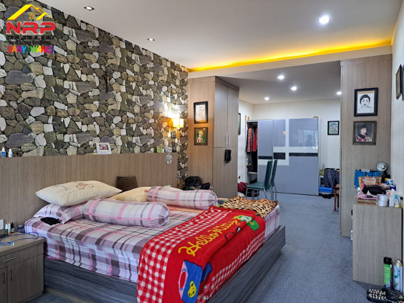 Dijual Rumah 2 Lantai  + Usaha Karaoke Keluarga di Depan Hotel Kokoon - Banyuwangi  Dijual Rumah 2 Lantai  + Usaha Karaoke Keluarga di Depan Hotel Kokoon - Banyuwangi  Dijual Rumah 2 Lantai&nbsp; + Usaha Karaoke Keluarga di Depan Hotel Kokoon - Banyuwangi&nbsp;
Lokasi Sangat Strategis di Lingkungan yang Sedang Berkembang. NRP BANYUWANGI