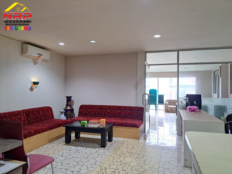 Dijual Rumah 2 Lantai  + Usaha Karaoke Keluarga di Depan Hotel Kokoon - Banyuwangi  Dijual Rumah 2 Lantai  + Usaha Karaoke Keluarga di Depan Hotel Kokoon - Banyuwangi  Dijual Rumah 2 Lantai&nbsp; + Usaha Karaoke Keluarga di Depan Hotel Kokoon - Banyuwangi&nbsp;
Lokasi Sangat Strategis di Lingkungan yang Sedang Berkembang. NRP BANYUWANGI