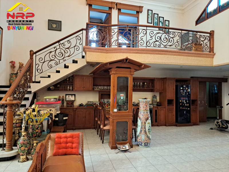 Dijual Rumah 2 Lantai dan Apotik/Toko Strategis 100 Meter dari RTH Maron - Genteng  Dijual Rumah 2 Lantai dan Apotik/Toko Strategis 100 Meter dari RTH Maron - Genteng  Dijual Rumah 2 Lantai dan Apotik/Toko Strategis 100 Meter dari RTH Maron - Genteng&nbsp;
Lokasi Strategis Berada di pusat pendidikan dan kuliner NRP BANYUWANGI