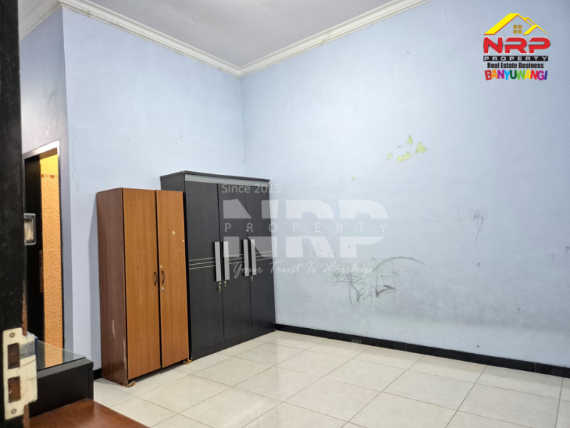 Dijual Rumah Luas di Perum. Mendut Regency - Banyuwangi  Dijual rumah luas murah di Perum. Mendut Regency Banyuwangi  Dijual Rumah 2 Lantai di Perum. Mendut Regency - Banyuwangi&nbsp;
Hunian Exclusive terletak di Kawasan Perumahan Elit di Pusat Kota Banyuwangi

Luas Tanah : NRP BANYUWANGI