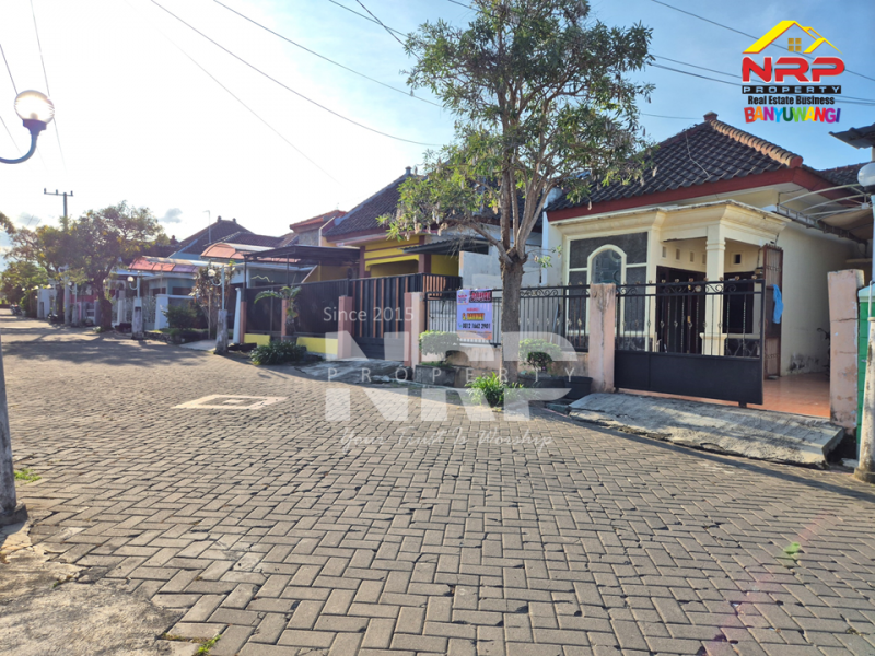 DIJUAL RUMAH 2 LANTAI DI TAMANBARU - BANYUWANGI Dijual rumah perumahan elit di Banyuwangi Kota  DIJUAL RUMAH 2 LANTAI DI TAMANBARU - BANYUWANGI
Terletak di Kawasan Perumahan dengan keamanan dan fasilitas umum yang lengkap.&nbsp;
Lingkungan dan tetangga NRP BANYUWANGI