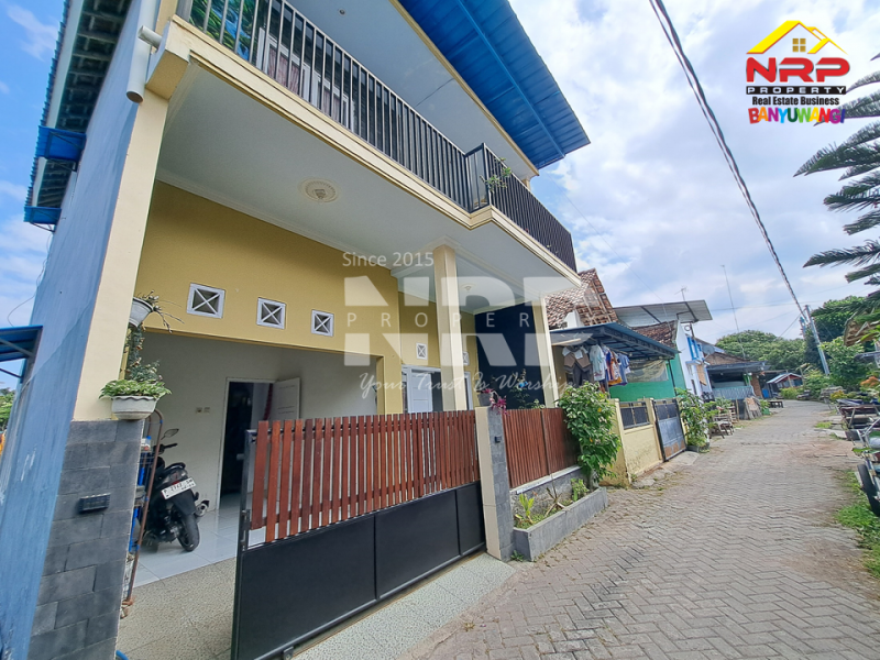 Dijual Rumah 2 Lantai Full Furniture di Penataban - Banyuwangi  Jual rumah 2 lantai murah di banyuwangi  Dijual Rumah 2 Lantai Full Furniture di Penataban - Banyuwangi&nbsp;
Kawasan perkampungan, ada balkon dengan view sawah. Dekat dengan Kantor kecamatan NRP BANYUWANGI