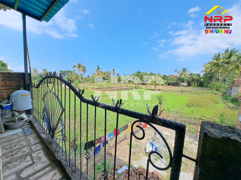 Dijual Rumah 2 Lantai Full Furniture di Penataban - Banyuwangi  Jual rumah 2 lantai murah di banyuwangi  Dijual Rumah 2 Lantai Full Furniture di Penataban - Banyuwangi&nbsp;
Kawasan perkampungan, ada balkon dengan view sawah. Dekat dengan Kantor kecamatan NRP BANYUWANGI