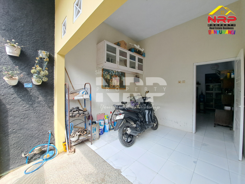 Dijual Rumah 2 Lantai Full Furniture di Penataban - Banyuwangi  Jual rumah 2 lantai murah di banyuwangi  Dijual Rumah 2 Lantai Full Furniture di Penataban - Banyuwangi&nbsp;
Kawasan perkampungan, ada balkon dengan view sawah. Dekat dengan Kantor kecamatan NRP BANYUWANGI