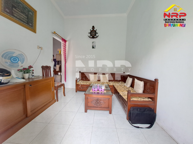 Dijual Rumah 2 Lantai Full Furniture di Penataban - Banyuwangi  Jual rumah 2 lantai murah di banyuwangi  Dijual Rumah 2 Lantai Full Furniture di Penataban - Banyuwangi&nbsp;
Kawasan perkampungan, ada balkon dengan view sawah. Dekat dengan Kantor kecamatan NRP BANYUWANGI