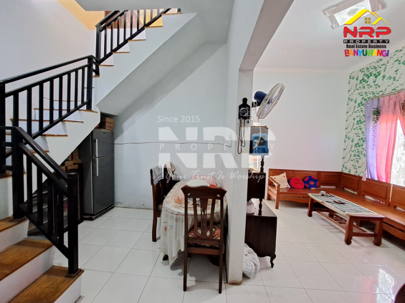 Dijual Rumah 2 Lantai Full Furniture di Penataban - Banyuwangi  Jual rumah 2 lantai murah di banyuwangi  Dijual Rumah 2 Lantai Full Furniture di Penataban - Banyuwangi&nbsp;
Kawasan perkampungan, ada balkon dengan view sawah. Dekat dengan Kantor kecamatan NRP BANYUWANGI
