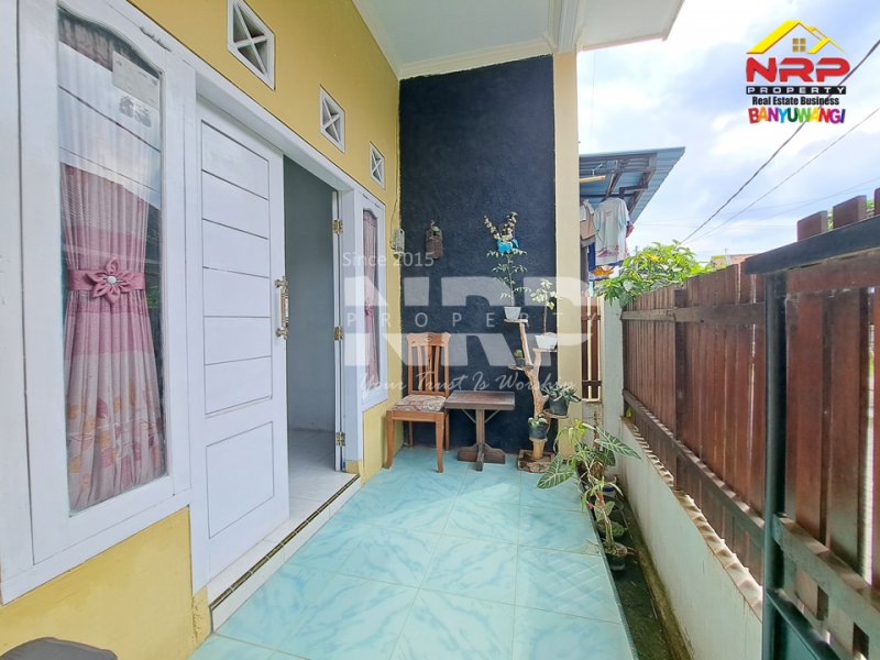 Dijual Rumah 2 Lantai Full Furniture di Penataban - Banyuwangi  Jual rumah 2 lantai murah di banyuwangi  Dijual Rumah 2 Lantai Full Furniture di Penataban - Banyuwangi&nbsp;
Kawasan perkampungan, ada balkon dengan view sawah. Dekat dengan Kantor kecamatan NRP BANYUWANGI