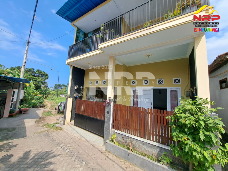 Dijual Rumah 2 Lantai Full Furniture di Penataban - Banyuwangi  Jual rumah 2 lantai murah di banyuwangi  Dijual Rumah 2 Lantai Full Furniture di Penataban - Banyuwangi&nbsp;
Kawasan perkampungan, ada balkon dengan view sawah. Dekat dengan Kantor kecamatan NRP BANYUWANGI