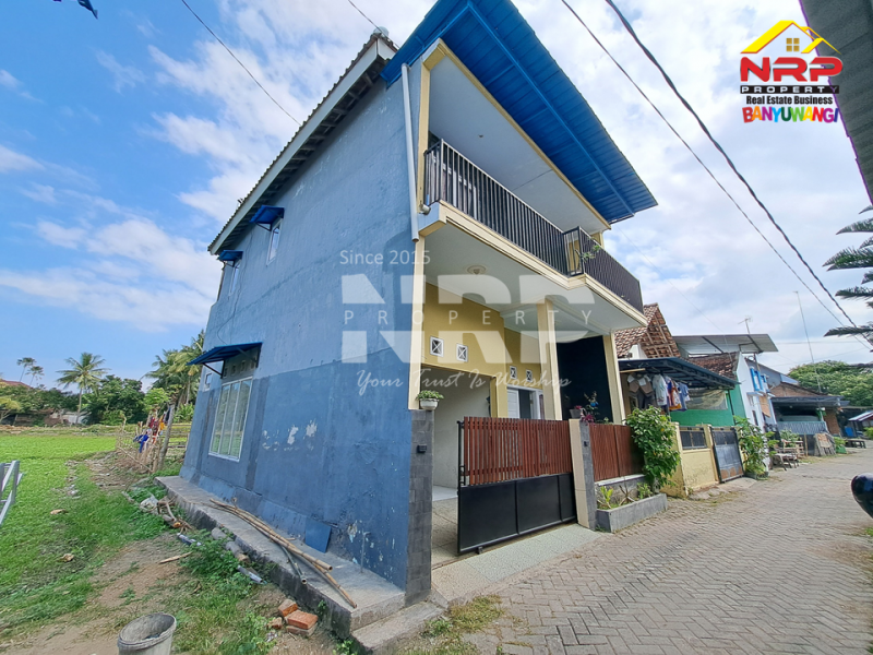 Dijual Rumah 2 Lantai Full Furniture di Penataban - Banyuwangi  Jual rumah 2 lantai murah di banyuwangi  Dijual Rumah 2 Lantai Full Furniture di Penataban - Banyuwangi&nbsp;
Kawasan perkampungan, ada balkon dengan view sawah. Dekat dengan Kantor kecamatan NRP BANYUWANGI