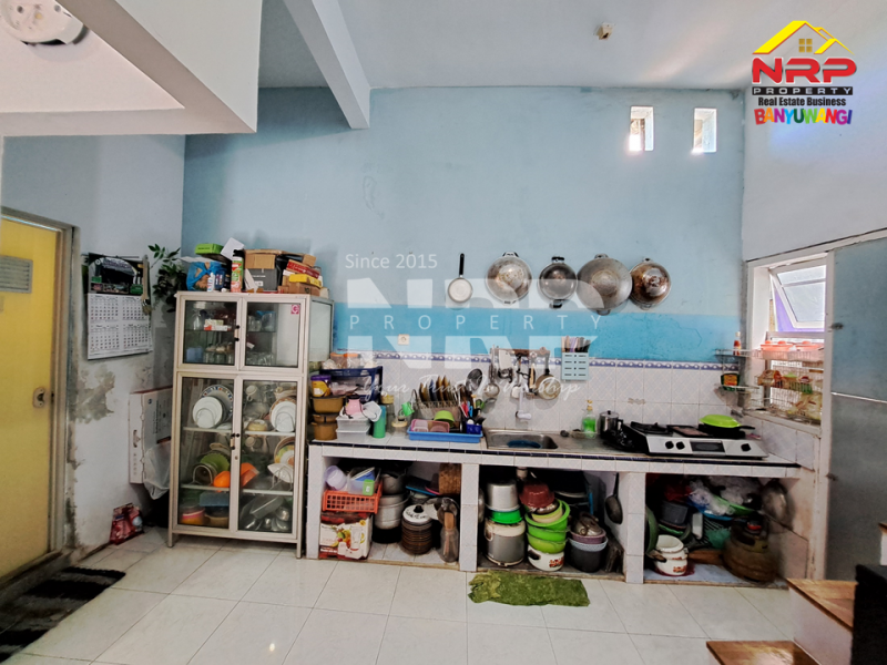 Dijual Rumah 2 Lantai Full Furniture di Penataban - Banyuwangi  Jual rumah 2 lantai murah di banyuwangi  Dijual Rumah 2 Lantai Full Furniture di Penataban - Banyuwangi&nbsp;
Kawasan perkampungan, ada balkon dengan view sawah. Dekat dengan Kantor kecamatan NRP BANYUWANGI