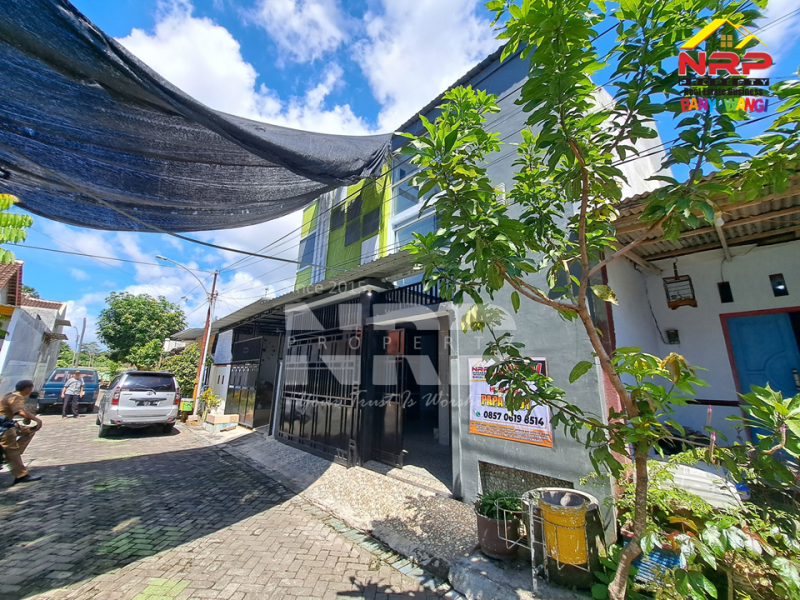 Dijual Rumah 2 Lantai Siap Huni di Barat Stadion Diponegoro Banyuwangi Dijual Rumah 2 Lantai di Banyuwangi Kota Dekat UNAIR Dijual Rumah 2 Lantai Siap Bangun di Barat Stadion Diponegoro Banyuwangi
Lokasi Sangat Strategis&nbsp; di Pusat Kota Banyuwangi
Cocok Untuk Ruang Usaha, NRP BANYUWANGI