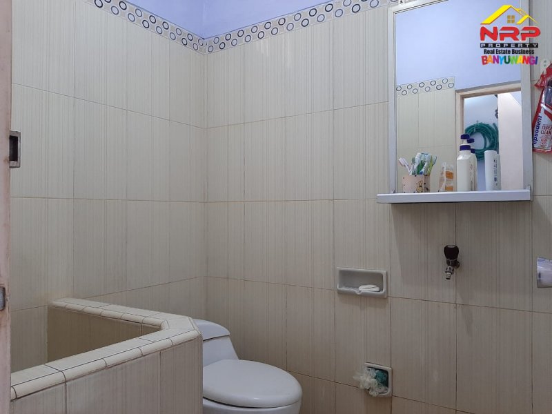 Dijual Rumah 2 Lantai Siap Huni 50 Meter dari Jl. Brawijaya  Dijual Rumah 2 Lantai Siap Huni 50 Meter dari Jl. Brawijaya Banyuwangi  Dijual Rumah 2 Lantai Siap Huni 50 Meter dari Jl. Brawijaya - Bwi. Hunian dengan Premium Location di Pusat Kota Banyuwangi. Dekat dengan Fasilitas Pendidikan, NRP BANYUWANGI