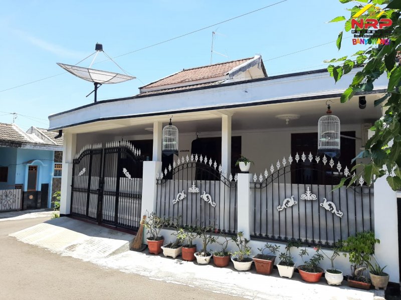 Dijual Rumah 2 Lantai Siap Huni 50 Meter dari Jl. Brawijaya  Dijual Rumah 2 Lantai Siap Huni 50 Meter dari Jl. Brawijaya Banyuwangi  Dijual Rumah 2 Lantai Siap Huni 50 Meter dari Jl. Brawijaya - Bwi. Hunian dengan Premium Location di Pusat Kota Banyuwangi. Dekat dengan Fasilitas Pendidikan, NRP BANYUWANGI