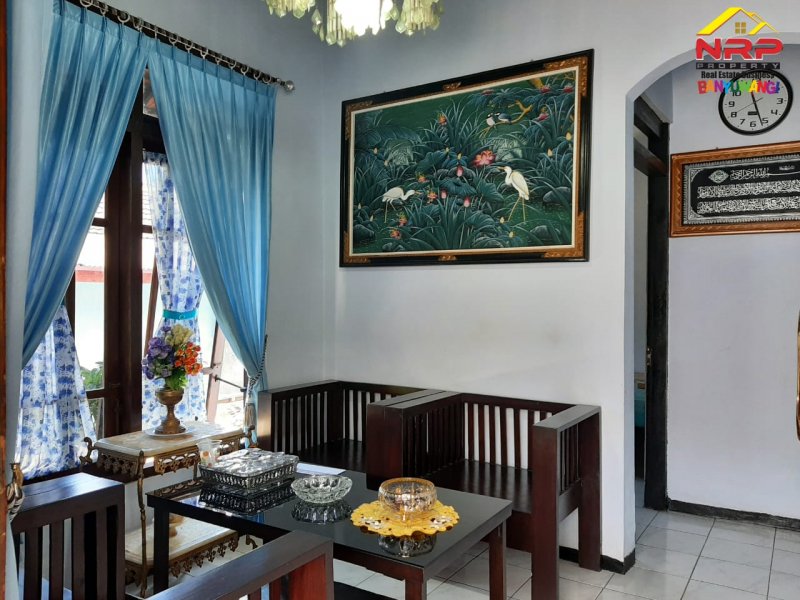 Dijual Rumah 2 Lantai Siap Huni 50 Meter dari Jl. Brawijaya  Dijual Rumah 2 Lantai Siap Huni 50 Meter dari Jl. Brawijaya Banyuwangi  Dijual Rumah 2 Lantai Siap Huni 50 Meter dari Jl. Brawijaya - Bwi. Hunian dengan Premium Location di Pusat Kota Banyuwangi. Dekat dengan Fasilitas Pendidikan, NRP BANYUWANGI