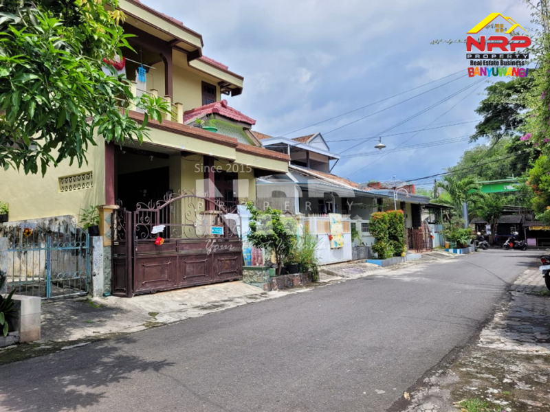 Dijual Rumah 2 lantai siap huni dengan desain klasik dan lokasi strategis di Klatak Banyuwangi! Dijual Rumah 2 lantai siap huni dengan desain klasik dan lokasi strategis di Klatak Banyuwangi! Dijual Rumah 2 lantai siap huni dengan desain klasik dan lokasi strategis di Klatak Banyuwangi!
Dekat fasilitas kota, cocok untuk keluarga muda yang ingin NRP BANYUWANGI