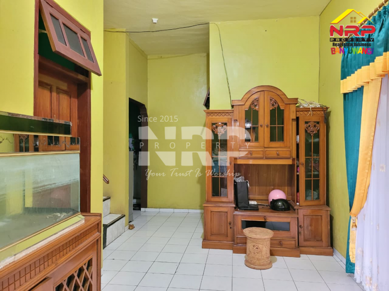 Dijual Rumah 2 lantai siap huni dengan desain klasik dan lokasi strategis di Klatak Banyuwangi! Dijual Rumah 2 lantai siap huni dengan desain klasik dan lokasi strategis di Klatak Banyuwangi! Dijual Rumah 2 lantai siap huni dengan desain klasik dan lokasi strategis di Klatak Banyuwangi!
Dekat fasilitas kota, cocok untuk keluarga muda yang ingin NRP BANYUWANGI