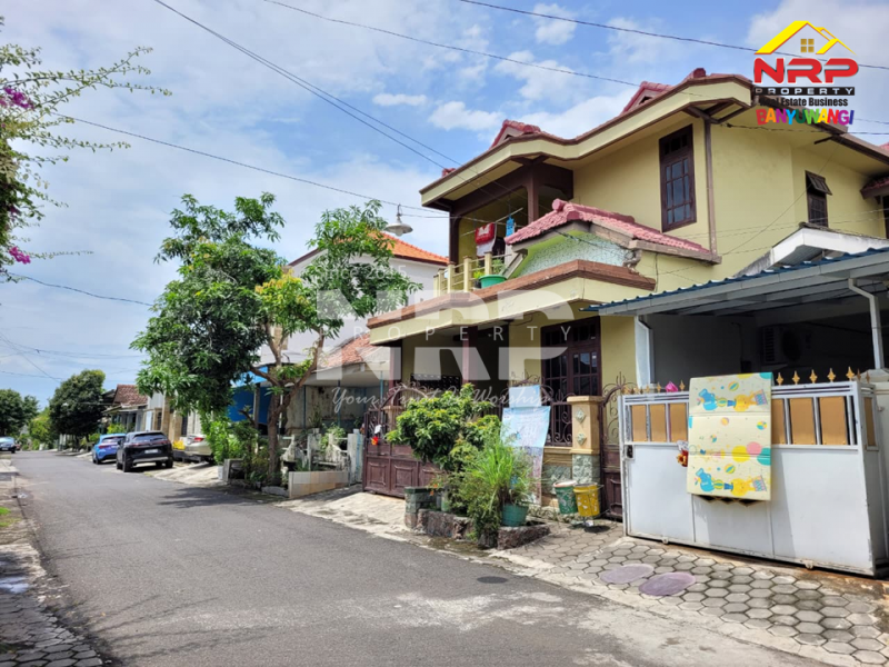 Dijual Rumah 2 lantai siap huni dengan desain klasik dan lokasi strategis di Klatak Banyuwangi! Dijual Rumah 2 lantai siap huni dengan desain klasik dan lokasi strategis di Klatak Banyuwangi! Dijual Rumah 2 lantai siap huni dengan desain klasik dan lokasi strategis di Klatak Banyuwangi!
Dekat fasilitas kota, cocok untuk keluarga muda yang ingin NRP BANYUWANGI