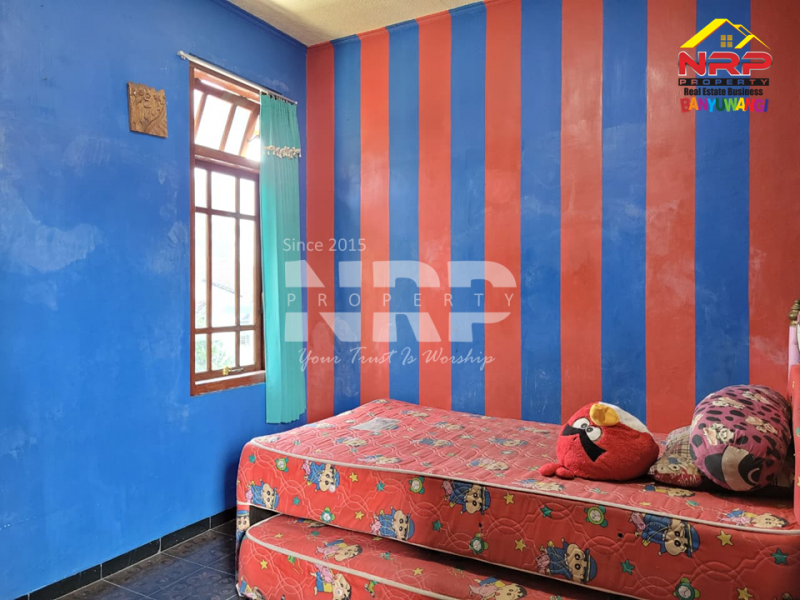 Dijual Rumah 2 lantai siap huni dengan desain klasik dan lokasi strategis di Klatak Banyuwangi! Dijual Rumah 2 lantai siap huni dengan desain klasik dan lokasi strategis di Klatak Banyuwangi! Dijual Rumah 2 lantai siap huni dengan desain klasik dan lokasi strategis di Klatak Banyuwangi!
Dekat fasilitas kota, cocok untuk keluarga muda yang ingin NRP BANYUWANGI