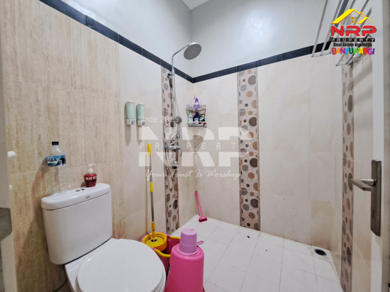 Dijual Rumah 2 lantai siap huni dengan desain modern dan lokasi strategis di Klatak Banyuwangi Dijual Rumah 2 lantai siap huni dengan desain modern dan lokasi strategis di Klatak Banyuwangi Tampil megah dengan desain minimalis dan tata ruang fungsional.&nbsp;
Rumah 2 lantai siap huni dengan desain modern dan lokasi strategis di Klatak NRP BANYUWANGI