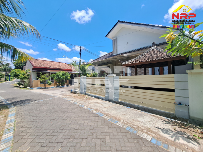 Dijual Rumah 2 lantai siap huni dengan desain modern dan lokasi strategis di Klatak Banyuwangi Dijual Rumah 2 lantai siap huni dengan desain modern dan lokasi strategis di Klatak Banyuwangi Tampil megah dengan desain minimalis dan tata ruang fungsional.&nbsp;
Rumah 2 lantai siap huni dengan desain modern dan lokasi strategis di Klatak NRP BANYUWANGI