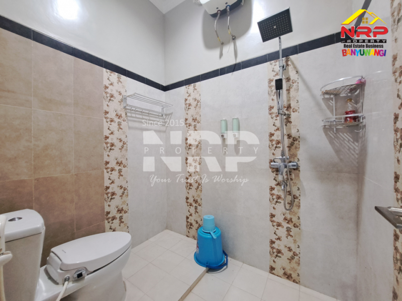 Dijual Rumah 2 lantai siap huni dengan desain modern dan lokasi strategis di Klatak Banyuwangi Dijual Rumah 2 lantai siap huni dengan desain modern dan lokasi strategis di Klatak Banyuwangi Tampil megah dengan desain minimalis dan tata ruang fungsional.&nbsp;
Rumah 2 lantai siap huni dengan desain modern dan lokasi strategis di Klatak NRP BANYUWANGI