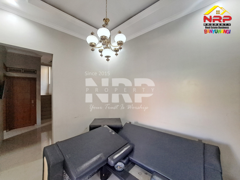 Dijual Rumah 2 lantai siap huni dengan desain modern dan lokasi strategis di Klatak Banyuwangi Dijual Rumah 2 lantai siap huni dengan desain modern dan lokasi strategis di Klatak Banyuwangi Tampil megah dengan desain minimalis dan tata ruang fungsional.&nbsp;
Rumah 2 lantai siap huni dengan desain modern dan lokasi strategis di Klatak NRP BANYUWANGI