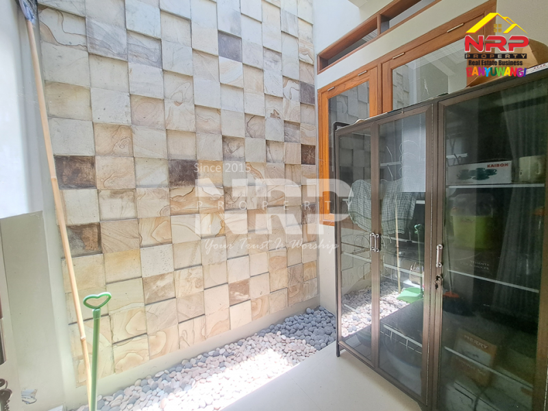 Dijual Rumah 2 lantai siap huni dengan desain modern dan lokasi strategis di Klatak Banyuwangi Dijual Rumah 2 lantai siap huni dengan desain modern dan lokasi strategis di Klatak Banyuwangi Tampil megah dengan desain minimalis dan tata ruang fungsional.&nbsp;
Rumah 2 lantai siap huni dengan desain modern dan lokasi strategis di Klatak NRP BANYUWANGI