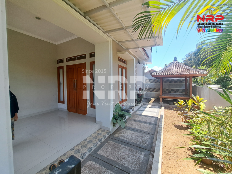 Dijual Rumah 2 lantai siap huni dengan desain modern dan lokasi strategis di Klatak Banyuwangi Dijual Rumah 2 lantai siap huni dengan desain modern dan lokasi strategis di Klatak Banyuwangi Tampil megah dengan desain minimalis dan tata ruang fungsional.&nbsp;
Rumah 2 lantai siap huni dengan desain modern dan lokasi strategis di Klatak NRP BANYUWANGI