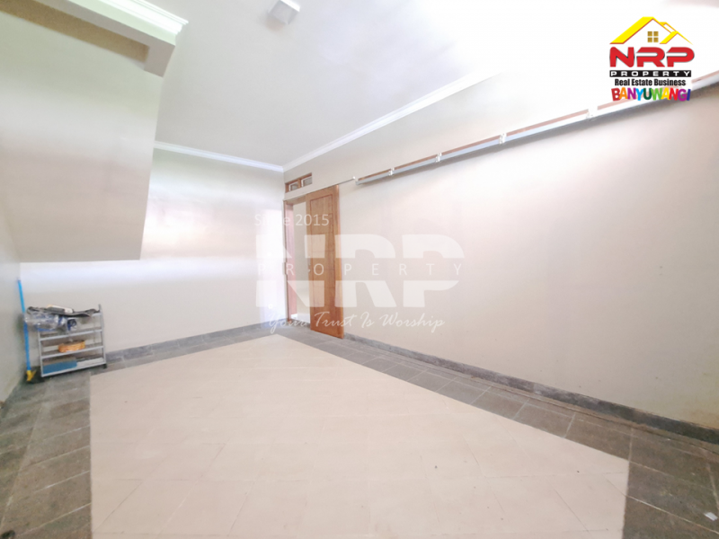 Dijual Rumah 2 lantai siap huni dengan desain modern dan lokasi strategis di Klatak Banyuwangi Dijual Rumah 2 lantai siap huni dengan desain modern dan lokasi strategis di Klatak Banyuwangi Tampil megah dengan desain minimalis dan tata ruang fungsional.&nbsp;
Rumah 2 lantai siap huni dengan desain modern dan lokasi strategis di Klatak NRP BANYUWANGI