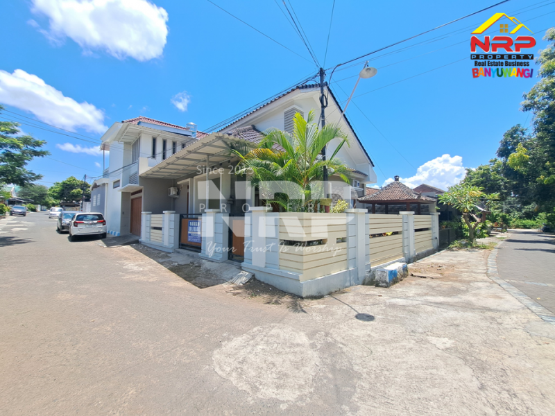 Dijual Rumah 2 lantai siap huni dengan desain modern dan lokasi strategis di Klatak Banyuwangi Dijual Rumah 2 lantai siap huni dengan desain modern dan lokasi strategis di Klatak Banyuwangi Tampil megah dengan desain minimalis dan tata ruang fungsional.&nbsp;
Rumah 2 lantai siap huni dengan desain modern dan lokasi strategis di Klatak NRP BANYUWANGI