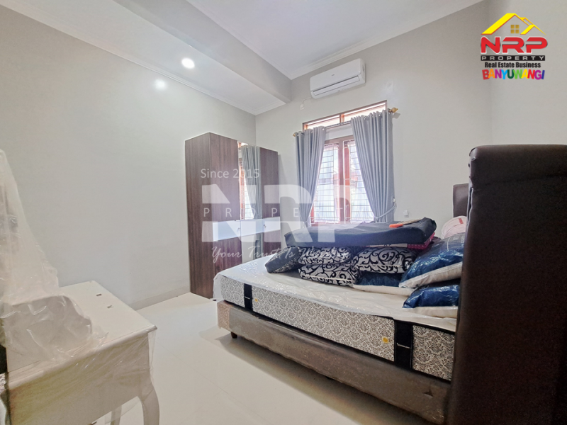 Dijual Rumah 2 lantai siap huni dengan desain modern dan lokasi strategis di Klatak Banyuwangi Dijual Rumah 2 lantai siap huni dengan desain modern dan lokasi strategis di Klatak Banyuwangi Tampil megah dengan desain minimalis dan tata ruang fungsional.&nbsp;
Rumah 2 lantai siap huni dengan desain modern dan lokasi strategis di Klatak NRP BANYUWANGI