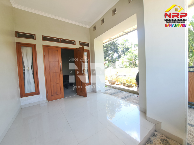 Dijual Rumah 2 lantai siap huni dengan desain modern dan lokasi strategis di Klatak Banyuwangi Dijual Rumah 2 lantai siap huni dengan desain modern dan lokasi strategis di Klatak Banyuwangi Tampil megah dengan desain minimalis dan tata ruang fungsional.&nbsp;
Rumah 2 lantai siap huni dengan desain modern dan lokasi strategis di Klatak NRP BANYUWANGI