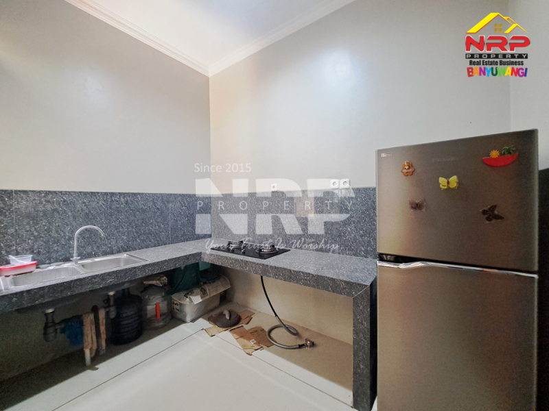 Dijual Rumah 2 lantai siap huni dengan desain modern dan lokasi strategis di Klatak Banyuwangi Dijual Rumah 2 lantai siap huni dengan desain modern dan lokasi strategis di Klatak Banyuwangi Tampil megah dengan desain minimalis dan tata ruang fungsional.&nbsp;
Rumah 2 lantai siap huni dengan desain modern dan lokasi strategis di Klatak NRP BANYUWANGI