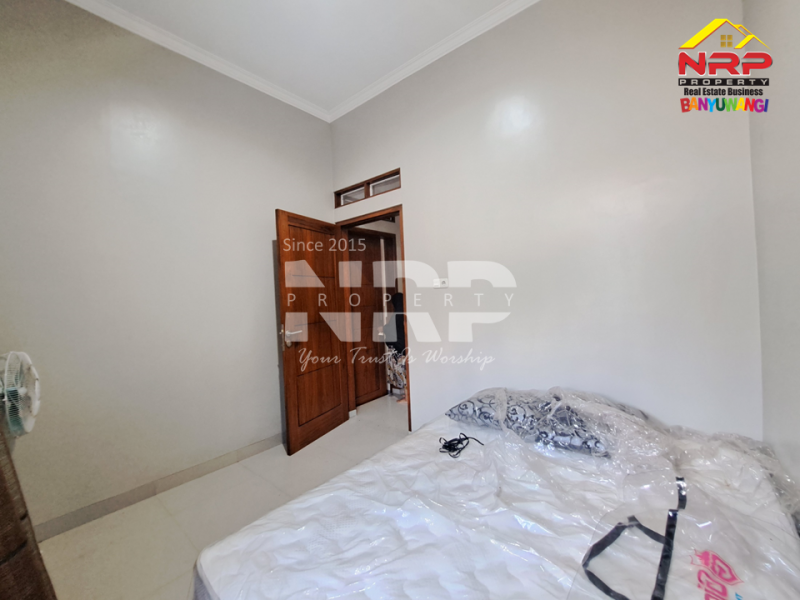 Dijual Rumah 2 lantai siap huni dengan desain modern dan lokasi strategis di Klatak Banyuwangi Dijual Rumah 2 lantai siap huni dengan desain modern dan lokasi strategis di Klatak Banyuwangi Tampil megah dengan desain minimalis dan tata ruang fungsional.&nbsp;
Rumah 2 lantai siap huni dengan desain modern dan lokasi strategis di Klatak NRP BANYUWANGI