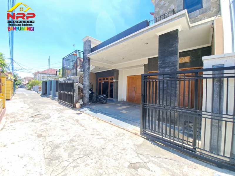 Dijual Rumah 2 Lantai Siap Huni di Sebelah TMP Tukangkayu, Banyuwangi  Dijual Rumah 2 Lantai Siap Huni di Sebelah TMP Tukangkayu, Banyuwangi  Dijual Rumah 2 Lantai Siap Huni Di Pusat Kota Banyuwangi
Berada di Depan Kantor Pemkab Banyuwangi, Dekat dengan Pusat Bisni dan Perbelanjaan NRP BANYUWANGI