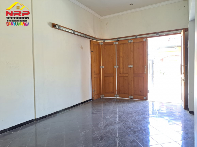 Dijual Rumah 2 Lantai Siap Huni di Sebelah TMP Tukangkayu, Banyuwangi  Dijual Rumah 2 Lantai Siap Huni di Sebelah TMP Tukangkayu, Banyuwangi  Dijual Rumah 2 Lantai Siap Huni Di Pusat Kota Banyuwangi
Berada di Depan Kantor Pemkab Banyuwangi, Dekat dengan Pusat Bisni dan Perbelanjaan NRP BANYUWANGI