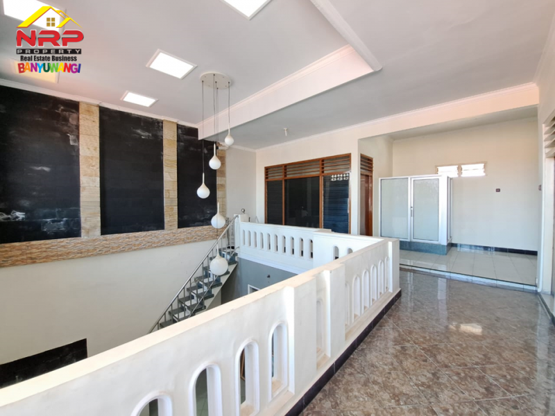 Dijual Rumah 2 Lantai Siap Huni di Sebelah TMP Tukangkayu, Banyuwangi  Dijual Rumah 2 Lantai Siap Huni di Sebelah TMP Tukangkayu, Banyuwangi  Dijual Rumah 2 Lantai Siap Huni Di Pusat Kota Banyuwangi
Berada di Depan Kantor Pemkab Banyuwangi, Dekat dengan Pusat Bisni dan Perbelanjaan NRP BANYUWANGI