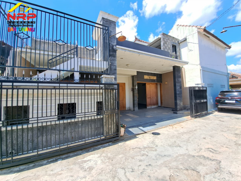 Dijual Rumah 2 Lantai Siap Huni di Sebelah TMP Tukangkayu, Banyuwangi  Dijual Rumah 2 Lantai Siap Huni di Sebelah TMP Tukangkayu, Banyuwangi  Dijual Rumah 2 Lantai Siap Huni Di Pusat Kota Banyuwangi
Berada di Depan Kantor Pemkab Banyuwangi, Dekat dengan Pusat Bisni dan Perbelanjaan NRP BANYUWANGI