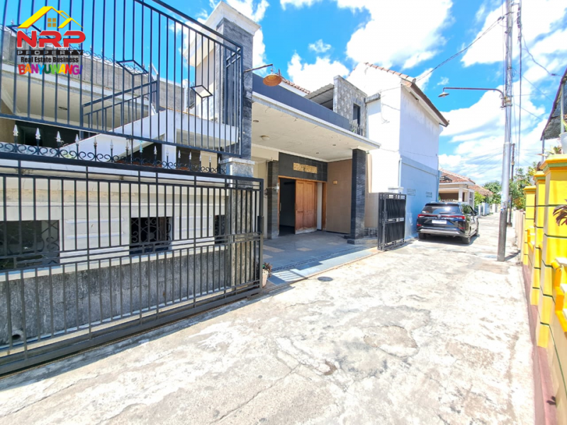 Dijual Rumah 2 Lantai Siap Huni di Sebelah TMP Tukangkayu, Banyuwangi  Dijual Rumah 2 Lantai Siap Huni di Sebelah TMP Tukangkayu, Banyuwangi  Dijual Rumah 2 Lantai Siap Huni Di Pusat Kota Banyuwangi
Berada di Depan Kantor Pemkab Banyuwangi, Dekat dengan Pusat Bisni dan Perbelanjaan NRP BANYUWANGI