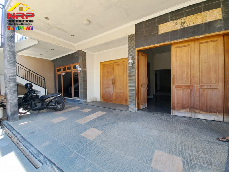Dijual Rumah 2 Lantai Siap Huni di Sebelah TMP Tukangkayu, Banyuwangi  Dijual Rumah 2 Lantai Siap Huni di Sebelah TMP Tukangkayu, Banyuwangi  Dijual Rumah 2 Lantai Siap Huni Di Pusat Kota Banyuwangi
Berada di Depan Kantor Pemkab Banyuwangi, Dekat dengan Pusat Bisni dan Perbelanjaan NRP BANYUWANGI