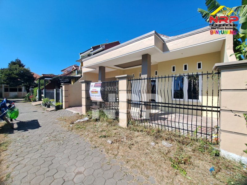 Dijual Rumah Bagus Siap Huni di Tukangkayu - Banyuwangi  Dijual Rumah Bagus Siap Huni di Tukangkayu - Banyuwangi  Dijual Rumah Bagus Siap Huni di Tukangkayu - Banyuwangi&nbsp;
Tengah kota Cocok untuk rumah kos, homestay ataupun tempat tinggal.
Dekat Fasilitas Pendidikan, NRP BANYUWANGI