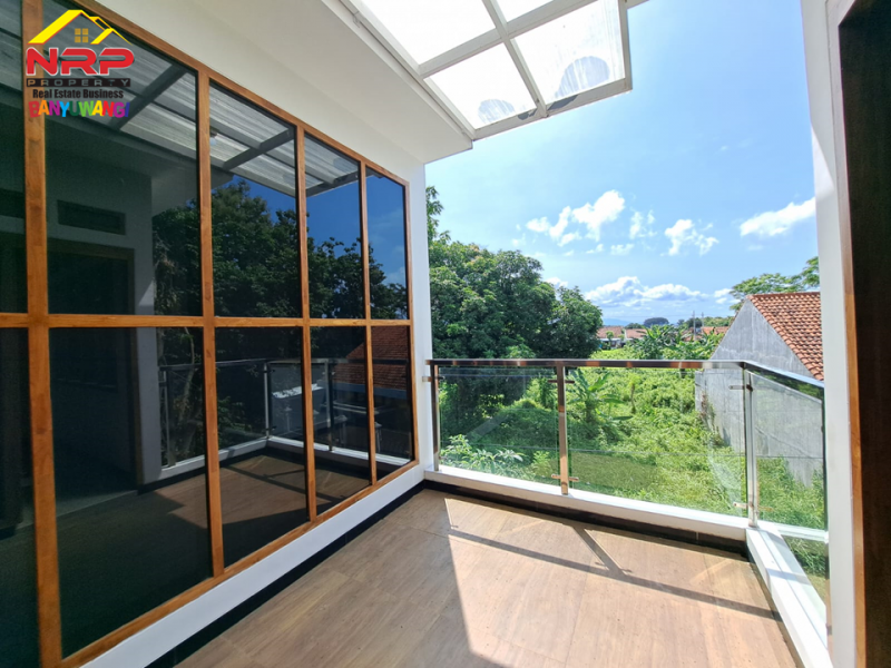 Dijual Rumah Baru Semi Vila 2 Lantai di Belakang Kantor Pemkab Banyuwangi    Dijual Rumah Baru Semi Vila 2 Lantai di Belakang Kantor Pemkab Banyuwangi    Dijual Rumah Baru Semi Vila 2 Lantai di Belakang Kantor Pemkab Banyuwangi&nbsp; &nbsp;
Terletak di Jl. Terusan Borobudur Tamanbaru
Sangat Cocok untuk Hunian, NRP BANYUWANGI