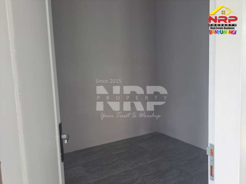 Dijual Rumah Baru Siap Huni di Kembiritan - Genteng Banyuwangi  Dijual Rumah Baru Siap Huni di Kembiritan - Genteng Banyuwangi  Dijual Rumah Baru Siap Huni di Kembiritan - Genteng Banyuwangi&nbsp;
Akses Jl. Sumberbening. 4 Menit dari Universitas Islam Ibrahimy&nbsp;

Luas Tanah : 105 NRP BANYUWANGI