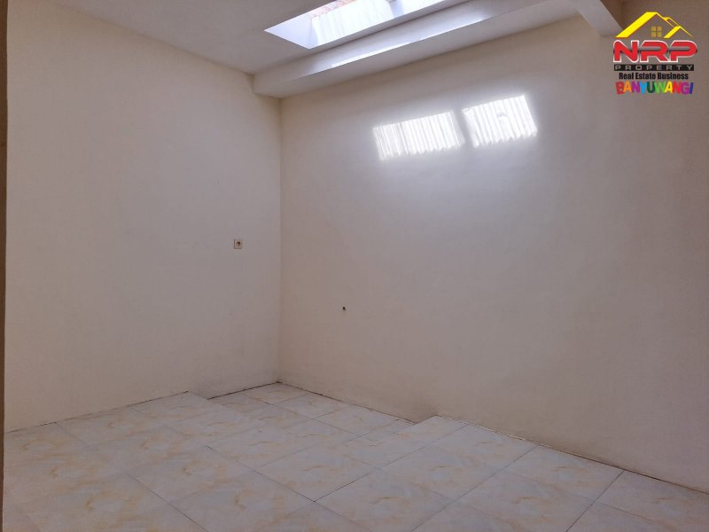 Dijual Rumah Baru Siap Huni di Perum Villa Kertosari - Banyuwangi Dijual Rumah Baru Siap Huni di Perum Villa Kertosari - Banyuwangi Dijual Rumah Baru Siap Huni di Perum Villa Kertosari - Banyuwangi
Lokasi Pojok sangat nyaman dan cocok untuk tempat tinggal
Dekat Fasilitas Pendidikan, NRP BANYUWANGI