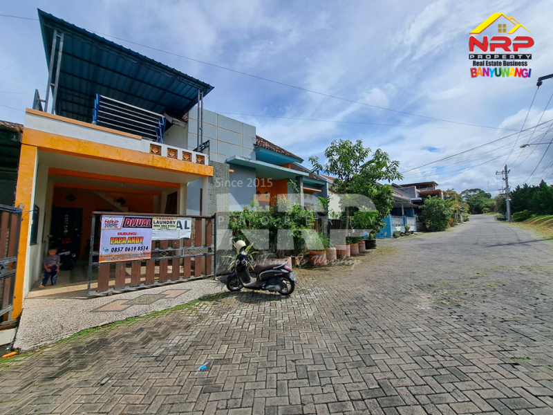 Dijual Rumah Cantik 2 Lantai Posisi Hook Full Furniture di Perum Djati Kayangan - Banyuwangi Dijual rumah di Perum. Djati khayangan banyuwangi  Dijual Rumah Cantik 2 Lantai Posisi Hook Full Furniture di Perum Djati Kayangan - Banyuwangi
Lokasi Sangat Strategis Terletak di 0 Jalan Utama Raden Wijaya - NRP BANYUWANGI