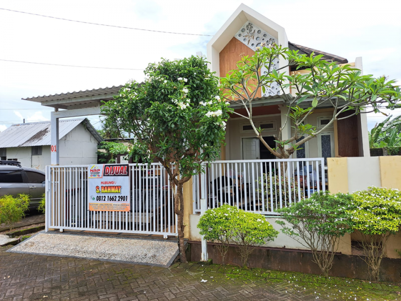 Dijual Rumah Cantik Full Furnished di Bumi Badean Mandiri - Banyuwangi  Dijual Rumah Cantik Full Furnished di Bumi Badean Mandiri - Banyuwangi  Dijual Rumah Cantik Full Furnished di Bumi Badean Mandiri - Banyuwangi
Hunian dengan lingkungan yang masih Asri dan Nyaman.
Dekat dengan Bandara NRP BANYUWANGI