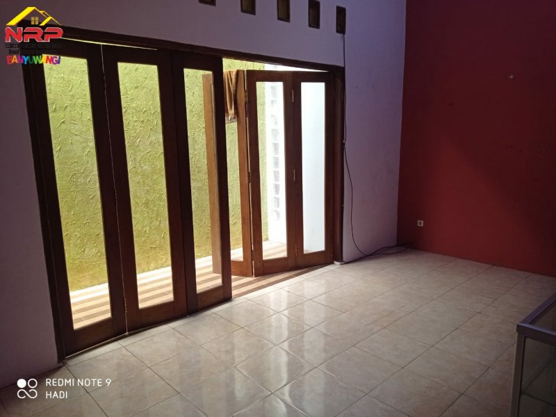 Dijual Rumah Cantik Siap Huni di Tepi Jl. Raya Srono - Banyuwangi Dijual Rumah Cantik Siap Huni di Tepi Jl. Raya Srono - Banyuwangi Dijual Rumah Cantik Siap Huni di Tepi Jl. Raya Srono - Banyuwangi
Lokasi Sangat Strategis Cocok Untuk Hunian Maupun Kantor
Dekat Dengan Fasilitas Pendidikan, NRP BANYUWANGI