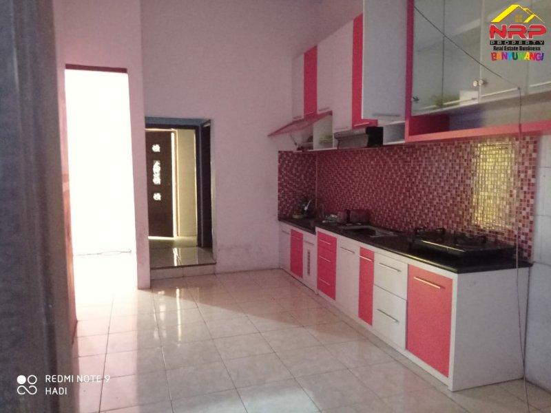 Dijual Rumah Cantik Siap Huni di Tepi Jl. Raya Srono - Banyuwangi Dijual Rumah Cantik Siap Huni di Tepi Jl. Raya Srono - Banyuwangi Dijual Rumah Cantik Siap Huni di Tepi Jl. Raya Srono - Banyuwangi
Lokasi Sangat Strategis Cocok Untuk Hunian Maupun Kantor
Dekat Dengan Fasilitas Pendidikan, NRP BANYUWANGI