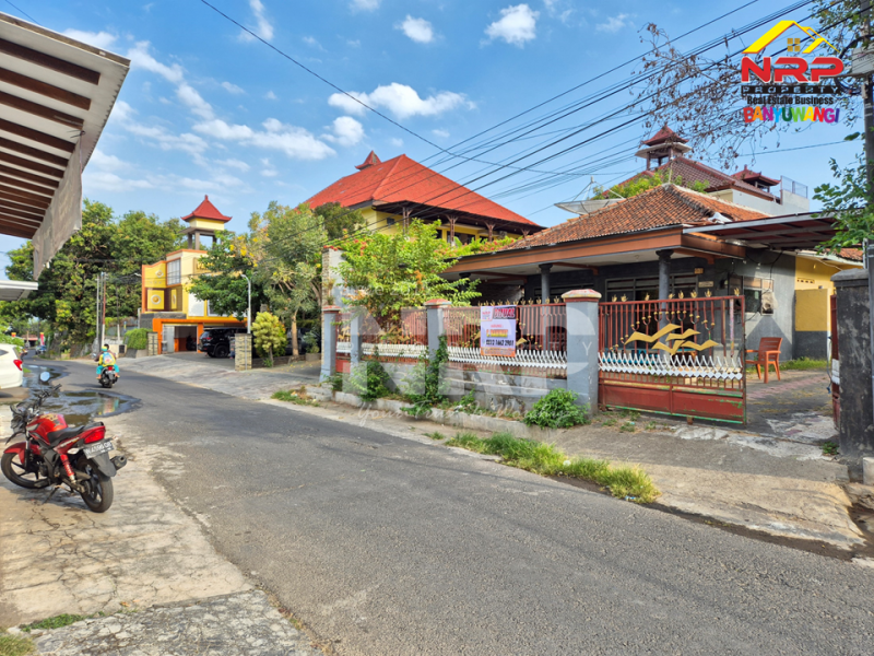 Dijual Rumah Classic 150 Meter dari Jl. Basuki Rahmat - Banyuwangi  Dijual Rumah Classic 150 Meter dari Jl. Basuki Rahmat - Banyuwangi  Dijual Rumah Classic 150 Meter dari Jl. Basuki Rahmat - Banyuwangi&nbsp;
Rumah strategis berada di pusat kota banyuwangi&nbsp;
Dekat dengan ACE Hardware NRP BANYUWANGI